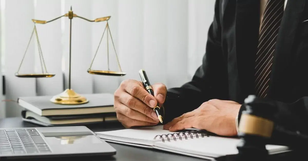 Bağlı çalışan Avukatların İş Güvemcesi ve İş Dışı Baskılar