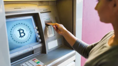 Bankamatikten para çekmeye çalışırken blokeyle karşılaşan bir kadın
